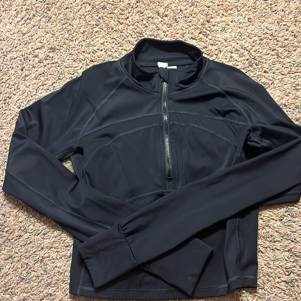 Women’s cropped workout jacket, 1/2 zip pullover.